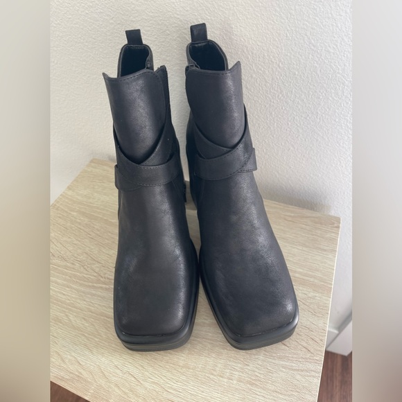 Black leather heeled combat boots with a square toe and silver buckle - Picture 2 of 6